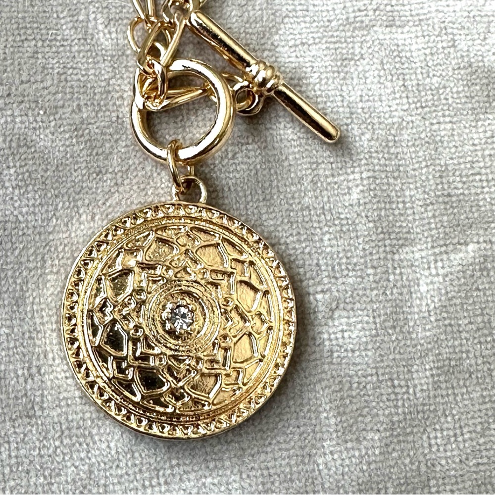Fashion Jewelry Necklace Gold Toggle Medallion Pendant Center Crystal NWOT - Picture 6 of 6